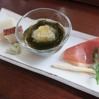 とんかつ & 焼鳥 An - 本日の逸品　板わさと山葵漬け　もずく酢のおろし大根乗せ　パルマ産生ハムとグリッシーニ