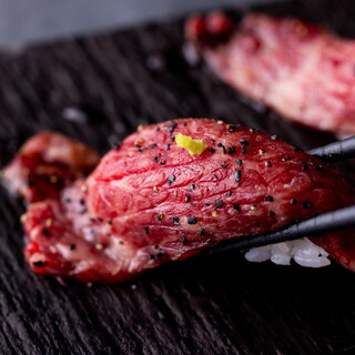 BULLSの肉寿司は、コースの序盤に登場する“最初の感動