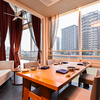 高級感と開放感が共存する、ゆったりとした空間でお食事を