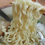 沖縄家庭料理 丸安そば - 平打ち縮れ中太麺