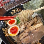 Ramen Kozou - 2404_らーめん 小僧_小僧スペシャル@1,150円_麺リフト。スープが絡む絡む。笑