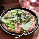 ソウルキッチン - 生ハムとルッコラのピザ
