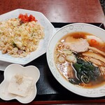そば処 大むら - チャーハンラーメンセット(900円)※冷奴付き　このチャーシュー結構好きかも。