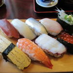 栄寿司 - ９００円でこれだけ握り寿司が食べられるって、結構お得な気分♪