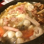 紅爐餐廳 - 石頭火鍋(スー・トー・ホー・コー）
            台湾料理の名店で、食べたすき焼きのように卵につけて食べる名物火鍋はめっちゃ旨し！
            セットの麺の後におじやも追加してこれまた旨し、腹一杯でした！