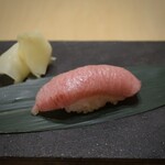 Sushi Mashio - カマトロ
                      鮪のカマ部分からとれる希少部位
                      キメが細かく上質な脂がのっています