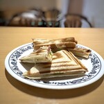 茶果 - ホットサンドは「耳」付きで、シナモンシュガーがかけられています。