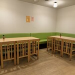 麺処 龍 - 店内風景　テーブル席