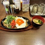 Yakisoba Semmon Ten - ソース焼きそば豚、目玉焼きトッピング、味噌汁付き