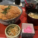 佐渡の魚と村上牛 長岡釜蔵 - 新潟たれかつ丼　ご飯大盛