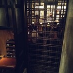 The SG Club - 地下一階は、もっとディープに飲めるスタイルらしい。チラッと見た感じ、外国人ばっかりで盛り上がっていて、一見さんには更に入りにくい気がしました。ていうか、この厳重な格子（笑）