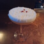 The SG Club - パルミジャーノサワー…フワフワのパルミジャーノ・レッジャーノ、ピスコ、ソーテルヌ、卵白、レモン果汁。手の込んだフレンチ菓子のような飲み物。