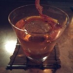 The SG Club - BENTON'S OLD FASHIONED…バーボン、メープル、ビッターズ、ベーコン。炙ったベーコンを浸しながらかじる、店の雰囲気に合った、ハードな1杯。