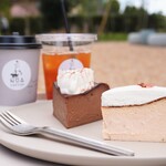 NOA COFFEE - 【2024.04】桜のバスクチーズケーキ(税込680円)、ショコラバスクチーズケーキ(税込680円)etc…