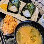 OMUSUBIYAらんか - ■おむすび２種(みそ汁付き)
■唐揚