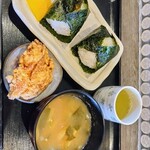 OMUSUBIYAらんか - ■おむすび２種(みそ汁付き)
■唐揚