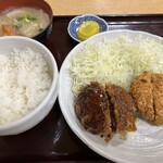 亀有メンチ - 亀有（豚）メンチ＋亀有（牛）メンチカツ定食　　　　　　　※半分ソースかけてます