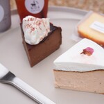 NOA COFFEE - 【2024.04】桜のバスクチーズケーキ(税込680円)、ショコラバスクチーズケーキ(税込680円)etc…