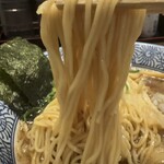 241975288 - ニボニボスープを纏った麺