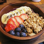 GRAB and GO GOODIES - Original Acai Bowl (JPY 1650) – This day's fruits are strawberries and blueberries.