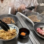 丸亀製麺 - 目の前でお肉と玉ねぎを炒めてくれます❗️