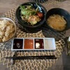 鶏biyori 極 - 料理写真:炭火焼きハンバーグ定食(ごぼうの炊込みごはん、サラダ、みそ汁)