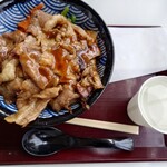 肉のヤマ牛 - 牛カルビ焼肉丼・トリプル