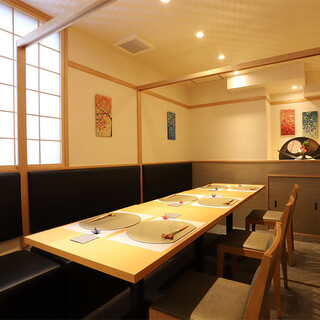 接待やご家族との記念日など、ご利用に最適な個室席。