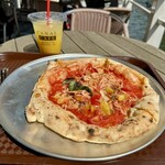 カナルカフェ - 桜エビのピザとオレンジジュース
