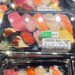 Chiyoda Sushi - 冷蔵ショーケース内にすみれ。目に着いたものをそのまま出そうとしたら，売場のお姉さんが「わさび抜きで間違いないですか？」と確認してくれた。ありがとうございました。