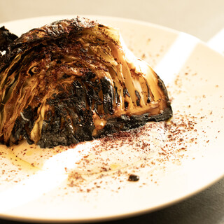 旬食材と発酵の旨みを味わう。キャベツ炭埋め焼き＆季節の逸品