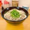 多田製麺所 - 料理写真:熱々のうどんそばが目の前に現れた。 うどんは柔らかい細めの麺で、出汁とのバランスが絶妙だった。 そばはコシが強いタイプではなく、異なる食感を楽しむことができた。 370円でこのクオリティは、まさにリーズナブルそのものだった。