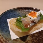 豚料理 酔狂割烹 伊達 - パリパリせんべいに赤エビ、クリームチーズ、とびっこ　なんだかお洒落！