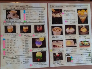 カフェテリア・カメリア - デザート＆ドリンクのメニュー表。ドリンクに付けられたシールはセット時の料金を示す。ピンク色は450円、水色は400円、黄緑色は300円。