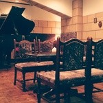 Kurashikku Saron Amadeusu - ピアノのある店内