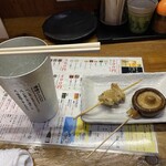 ５０円やきとり 豚゛竜 - 左:鶏皮(塩)、右:しいたけ串