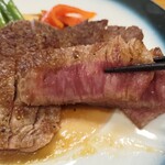 盛盛亭 - 最上級サーロインステーキ断面