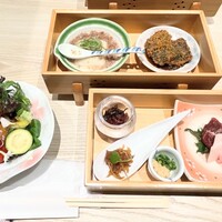 菅乃屋 銀座通り店 - サラダと箱盛