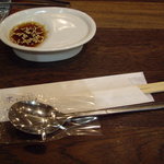 ぴょんぴょん舎 オンマーキッチン - OptioA30使用。冷麺スープ用のスプーン。