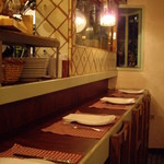 ロス・レイエス・マーゴス - OptioA30：カウンター席の様子（店奥から）