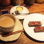 スパイスカフェ - カレーランチ(1200円)のカスタードプリンとチャイ(+150円)とバトゥン・ドュ・ショコラ(2本400円)