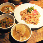 スパイスカフェ - カレーランチ(1200円) 鶏モモ肉のキーマカレー、真鱈のベンガル風カレー、大根のスリランカ風カレー、酵素玄米、紅芯大根のマリネ、菜の花のスパイス炒め
