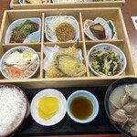 Doraibuimmichishio - 左上から右へ、醤油漬け刺身、ハムカツ、焼き芋　左下から野菜サラダ、天ぷら（ナス、イカ、）、しめじとほうれん草のお浸し