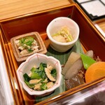 慈秀 - 品良く盛られた前菜
左下）小松菜とお揚げさんの煮浸し
左上）蒸し鶏
右上）白身魚の南蛮漬け
右下）お野菜の含め煮    
          下には鰹節の佃煮がかくれんぼ♡