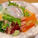慈秀 - お造りは真鯛、サクラマスの昆布締め、鰹のたたき
お大根の葉の飾り切りもお見事✧︎*。