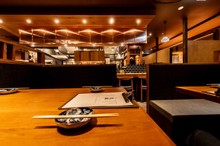 Sakana No Meshiya Tenhashi - ボックス席からのオープンキッチン
