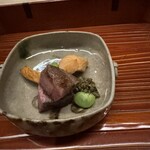 懐石 円相 - 桜鱒と相州牛　一皿に2種の喜び｡コチラも食材の対比が楽しい｡