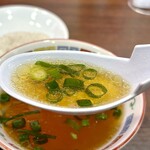 チャーハンじじい - シンプルながら滋味とコクのある中華スープ。
            やっぱチャーハンにはコレよね(*´ω`*)