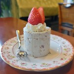 城山カフェ ボス - ラムレーズンとヌガーの冷たいケーキ　550円