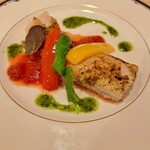 Cafe Crispy - ♦白身魚のソテー 提供された瞬間に彩がキレイすぎて(^з^)-☆ 使用している魚は最近国内でも耳にするナマズの仲間のバンガシウス 生臭みなど全く無く、脂がのっていて柔らかくて美味しい(^^♪